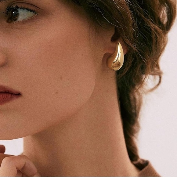 Elegant Gold Tone Teardrop Earrings - Picture 5 of 10